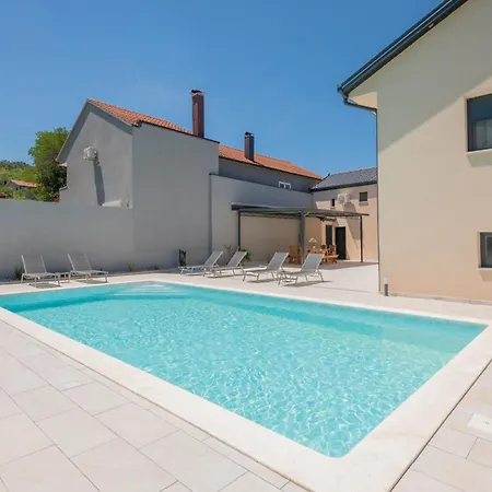 3 Bedroom Beautiful In Holiday home *