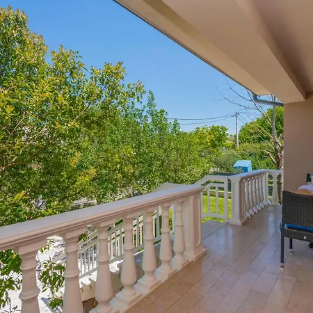 3 Bedroom Beautiful In Holiday home Kamenmost