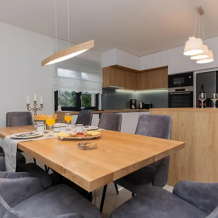 Holiday home 3 Bedroom Beautiful In Kamenmost